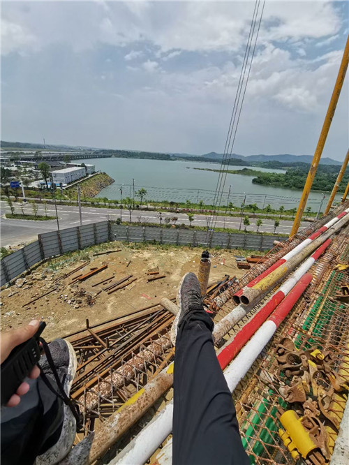 聊城市作业中发生设备损坏或人员意外，责任怎么划分？